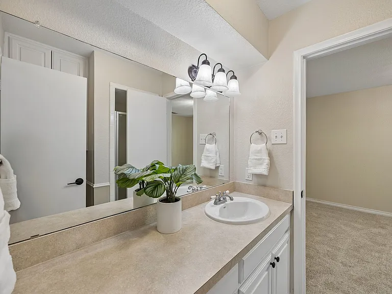 9734 Queenswood Ln — Photo 21