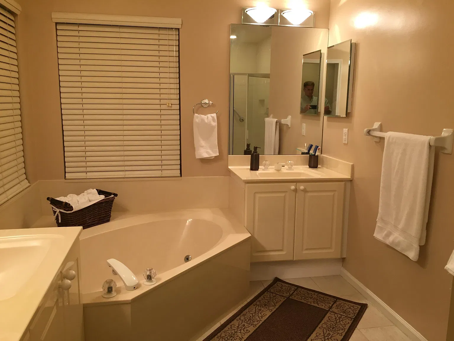 4 bed, 3.0 bath, 2370 sqft, $8,000 — Photo 3