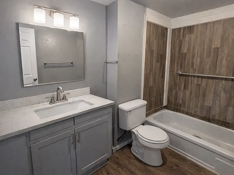 305 W Maple St #1 — Photo 9