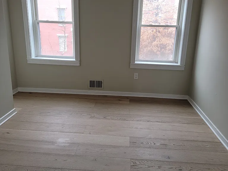 1041 Hollins St — Photo 8