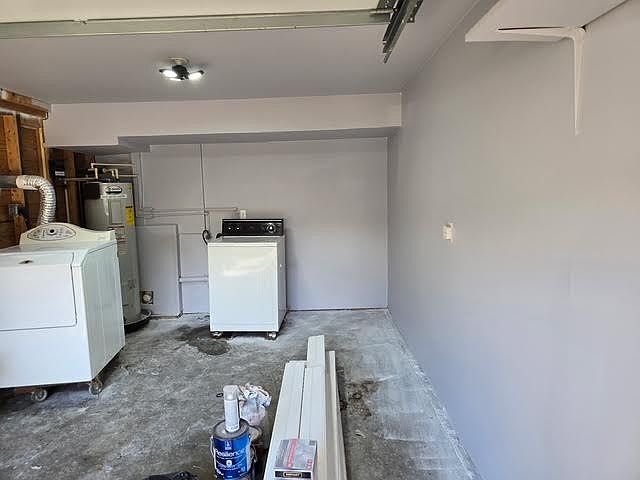 Private garage with washer and dryer and private door