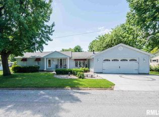 203 Meadowcrest Dr, Mc Leansboro, IL 62859