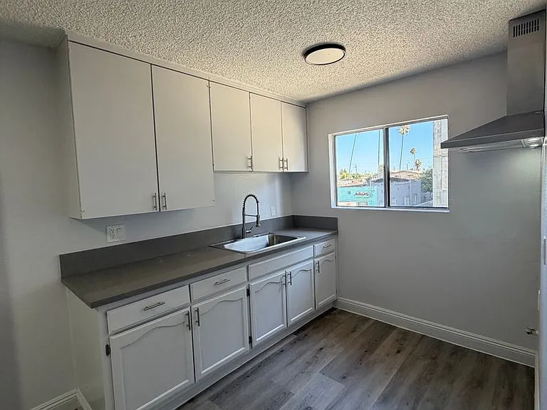 926 W 84th St — Photo 14