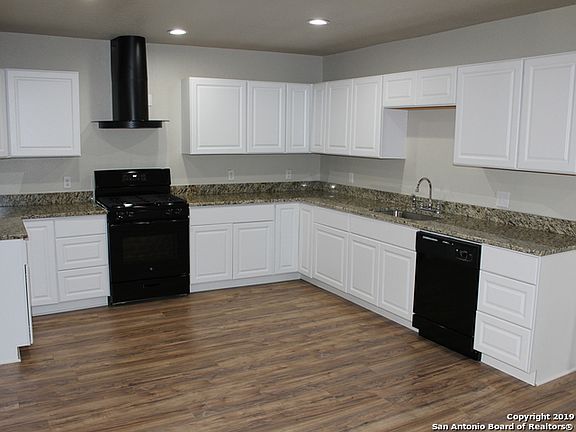 4th image of 574 Avondale Ave