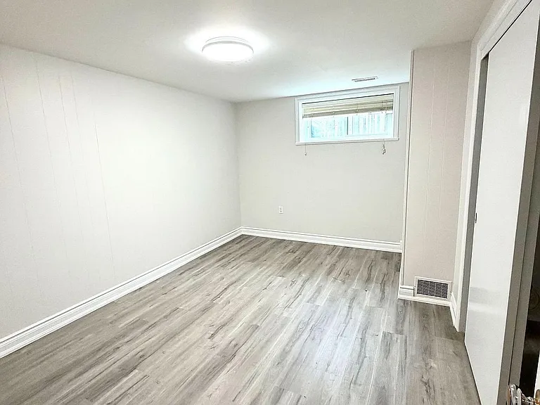 73 Boothbay Cres #LOWERFL — Photo 9