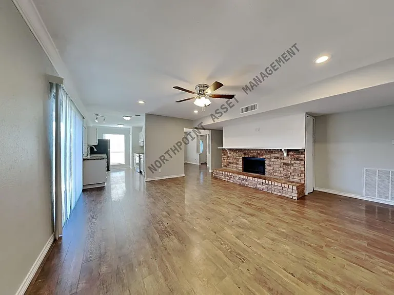 8825 Miami Dr — Photo 3
