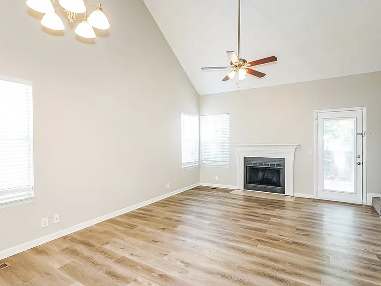 1502 Cedardale Rd — Photo 6