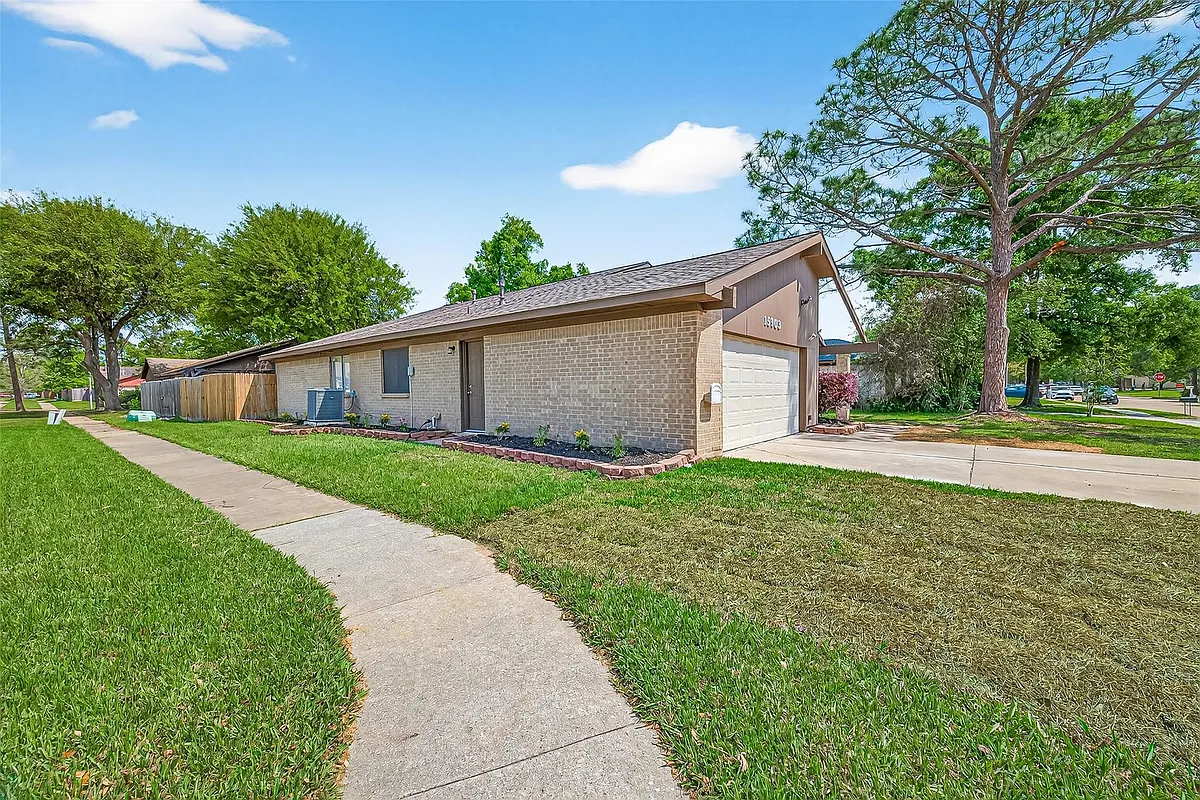 Building Photo - 15903 Hickory Knoll Dr