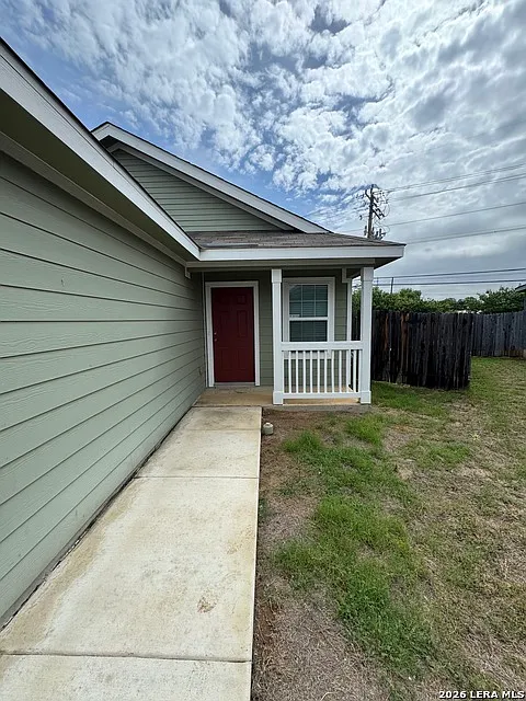 3 bed, 2.0 bath, 1276 sqft, $2,095 — Photo 2