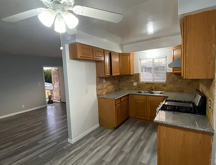 1052 Justin Ave #4 — Photo 2