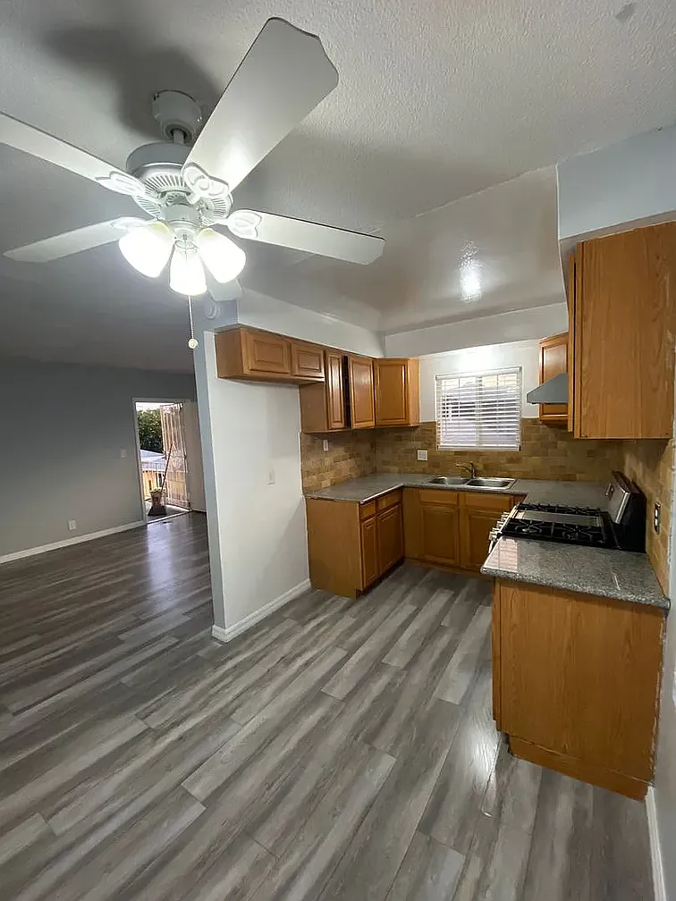 Building Photo - 1052 Justin Ave #4