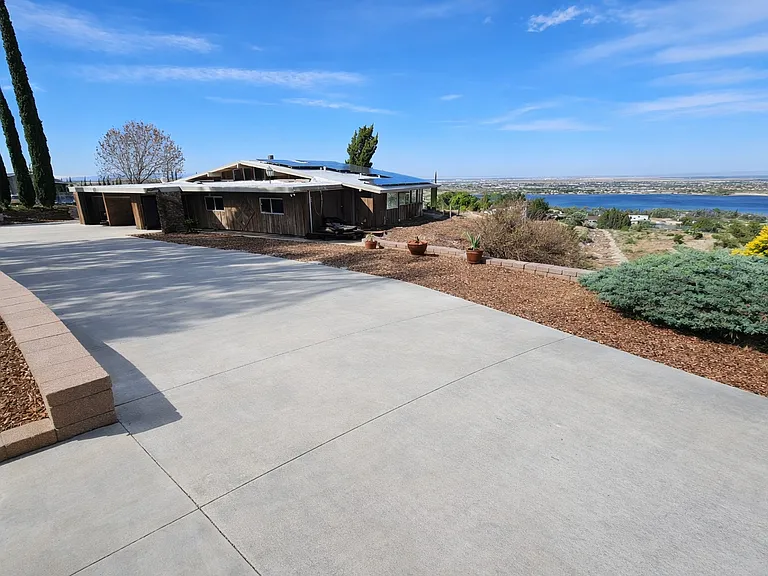 Lakeview Dr — Photo 1