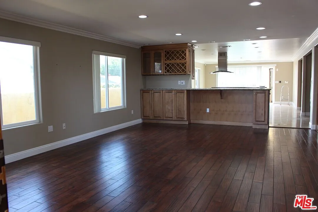 3 bed, 2.0 bath, 2222 sqft, $5,200 — Photo 3