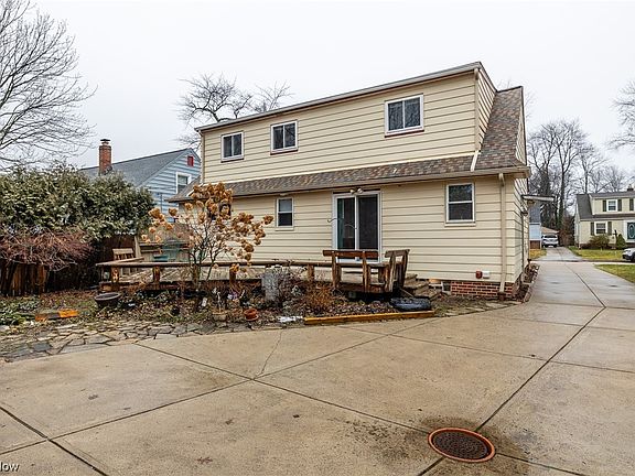 3rd image of 984 Clinton Ave