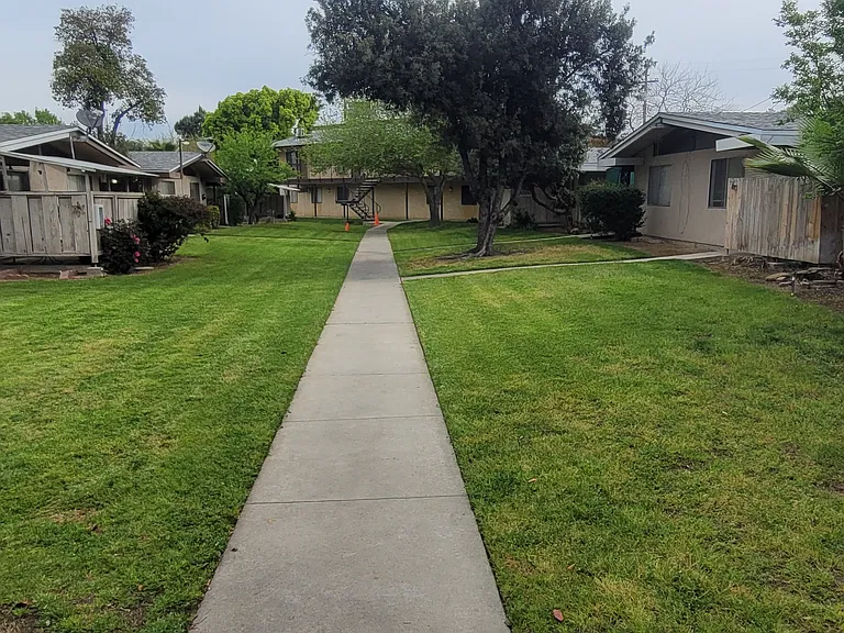 1734 W Shaw Ave — Photo 13