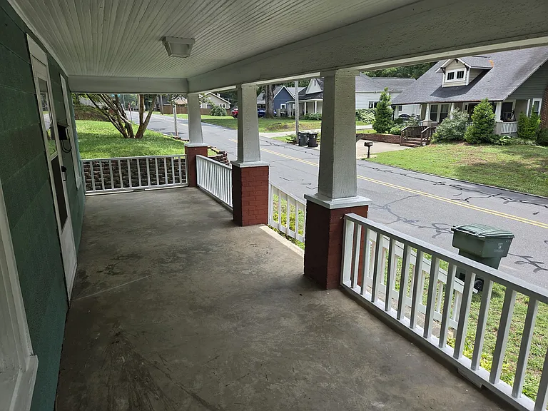 578 Harris St NW — Photo 2