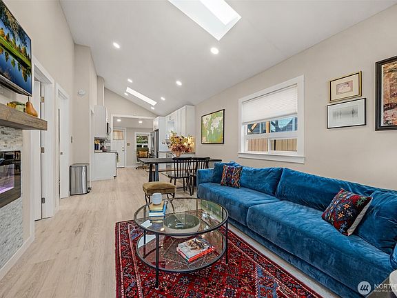 3rd image of 2430 Oakes Avenue