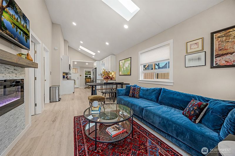 3rd image of 2430 Oakes Avenue