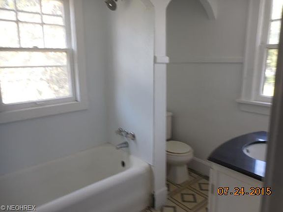 5th image of 621 Spink St