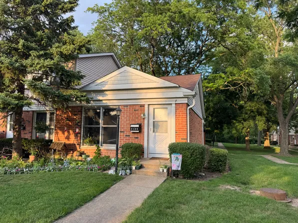 2104 Falmouth Ct, Streamwood, IL 60107