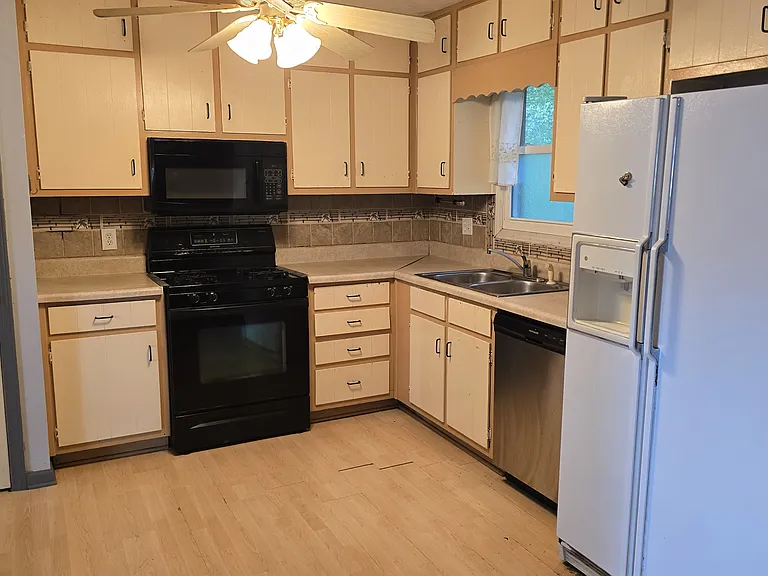 404 Hemlock Dr — Photo 10