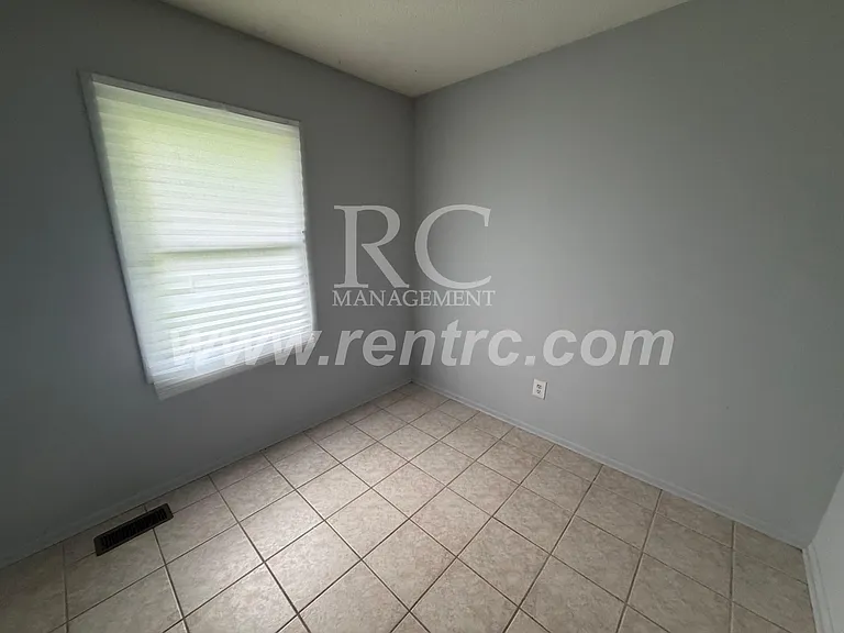803 Skyline Dr — Photo 8