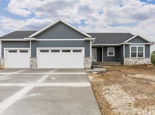 1915 Wycliffe Ct SW, Cedar Rapids, IA 52404