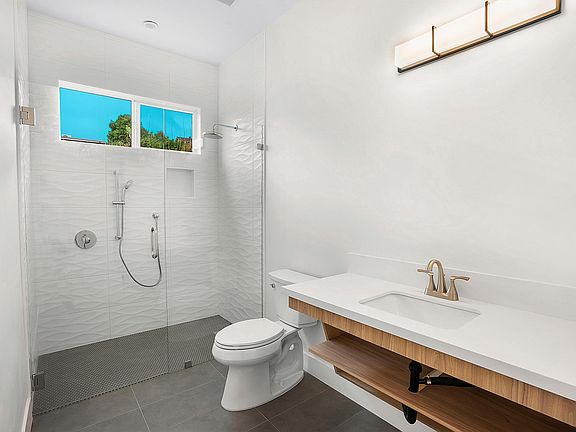3rd image of 2015 Albatross St #2