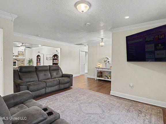 5th image of 412 Woodland Park Dr