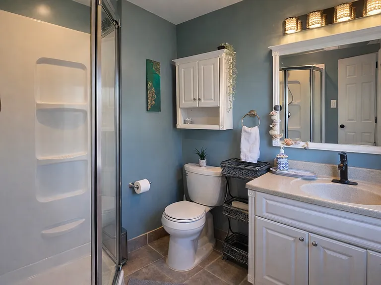 1281 Harrow Cres #1 — Photo 15