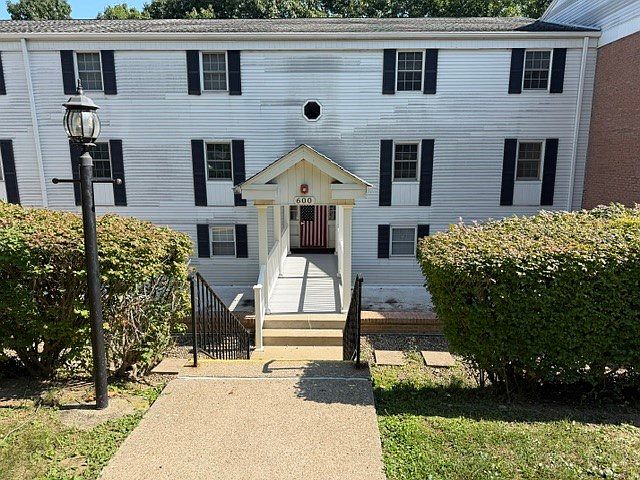 1st image of 610 Camelot Dr