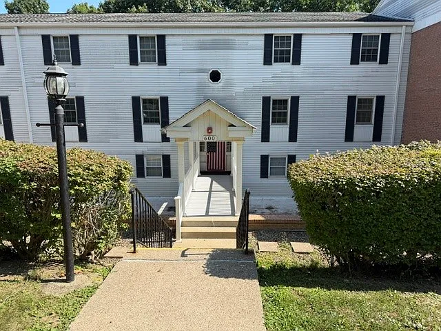 601 Camelot Dr