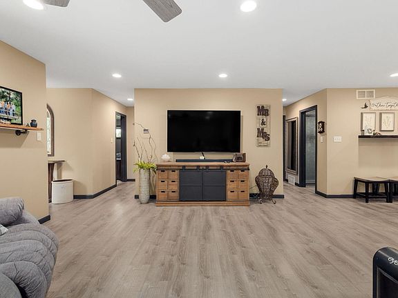 5th image of 55844 Oak Ln