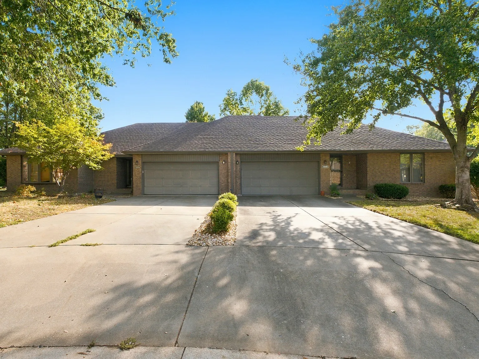 1269 E Lafayette Ct — Photo 2