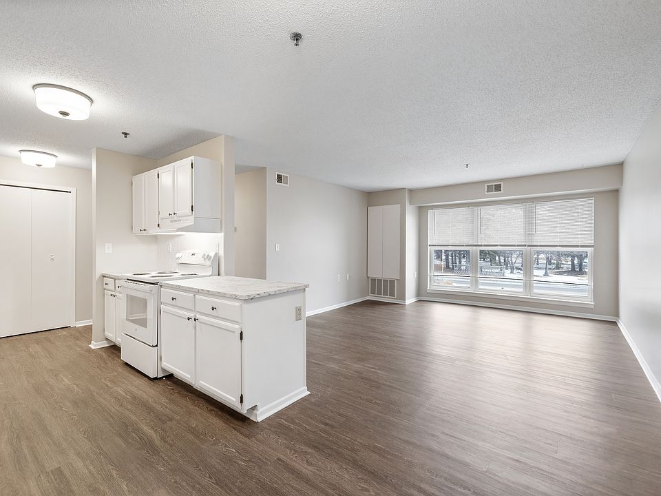 1st image of 1068 N Raymond Ave #201