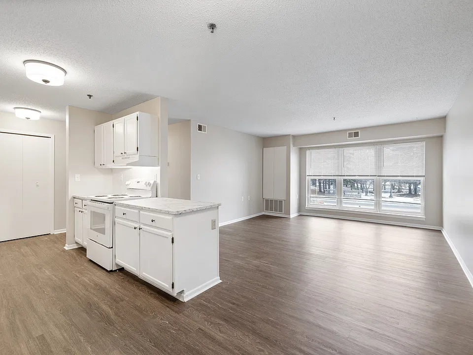 1068 N Raymond Ave #201