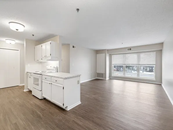 1068 N Raymond Ave #201, Saint Paul, MN 55108