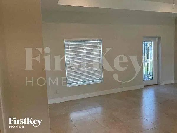 3 bed, 2.0 bath, 1464 sqft, $1,945 — Photo 3