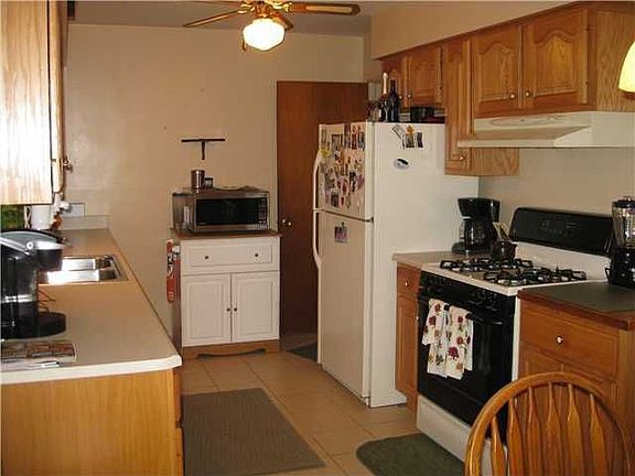3rd image of 28 Francine Dr