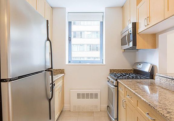 3rd image of 235 W 48th St APT 9M