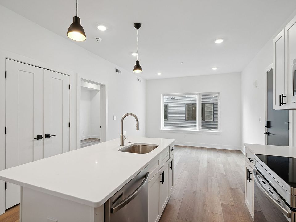 1st image of 903 Leland St #304