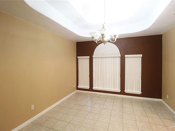 5th image of 300 Whitewing Dr