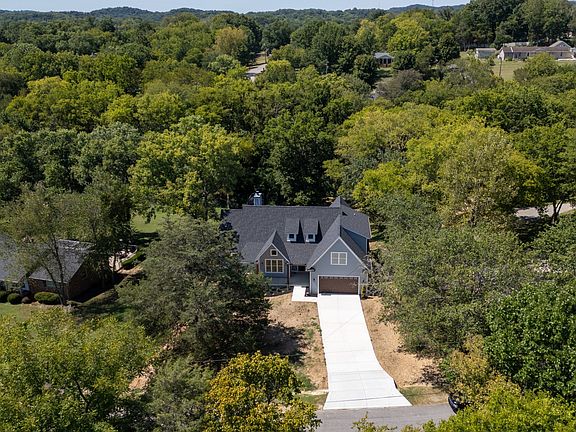 3rd image of 2033 Graceland Dr