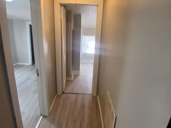 Cozy 3 Bedroom Upstairs Apartment- Available Now! W+D Hookup! Pet Friendly!, 1517 1/2 E Washington St, Muncie, IN 47305