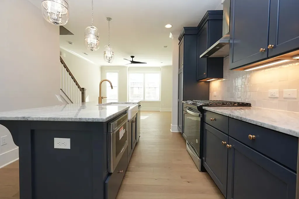 3 bed, 1916 sqft, $4,950 — Photo 4