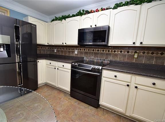 5th image of 2620 Buckleigh Dr