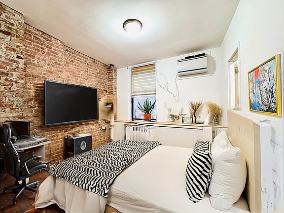 2nd image of 1015 6th Ave #3R
