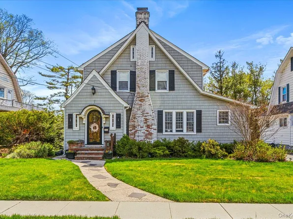 46 Aldred Avenue, Rockville Centre, NY 11570