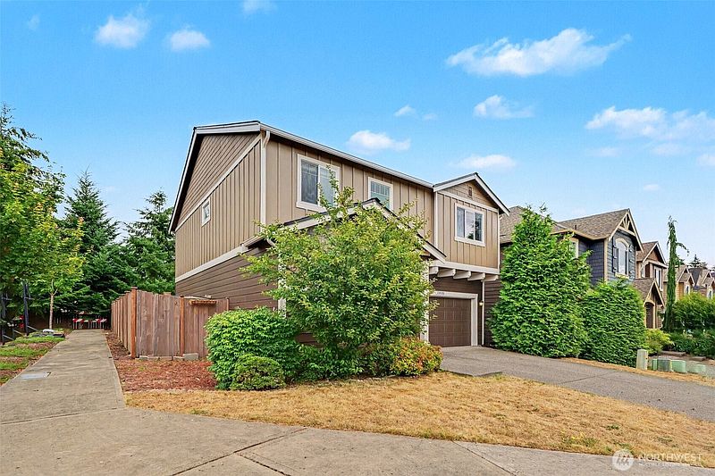 4th image of 3005 Eagle Loop NE