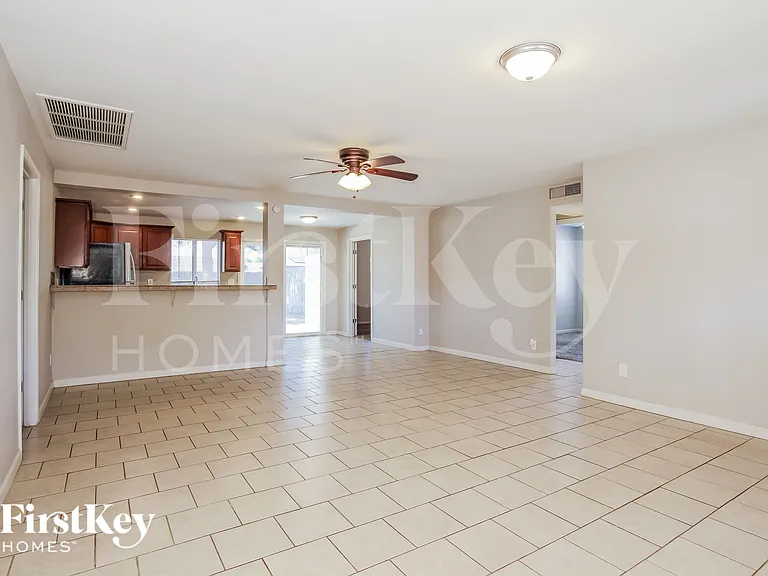 2907 E Michelle Dr — Photo 4